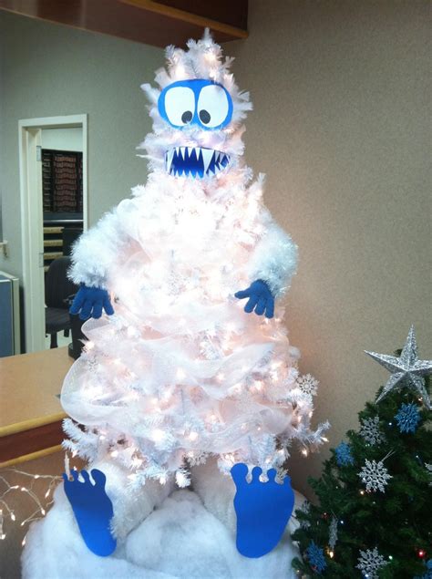 When decorating a mobile christmas tree for your home's entryway, there are few rules. Abominable Snowman Christmas Tree - too awesome! | White christmas tree decorations, Creative ...