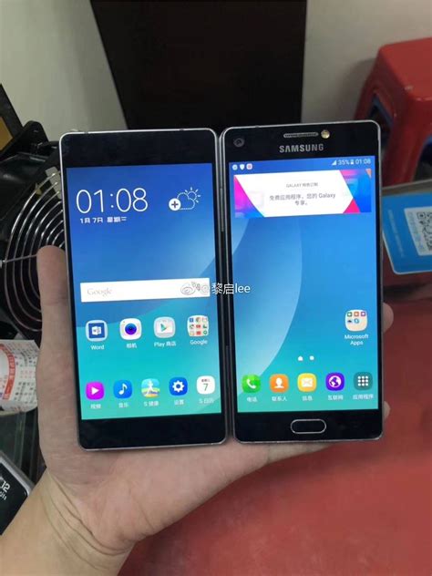 Des Photos Dun Samsung Galaxy à Deux écrans En Forme De Livre