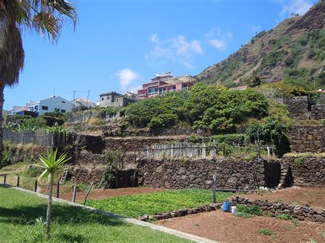 Jardim do mar (portuguese for garden of the sea) is a civil parish in the western part of the municipality of calheta in the portuguese island of madeira. Jardim do Mar — Wikipédia