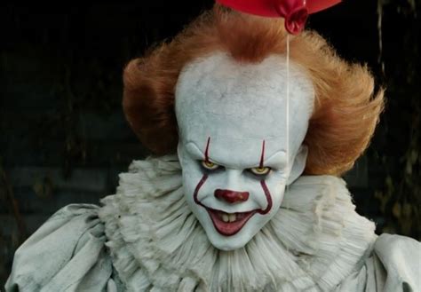 ‘it Review Stephen Kings Killer Clown Faithfully Comes To Life
