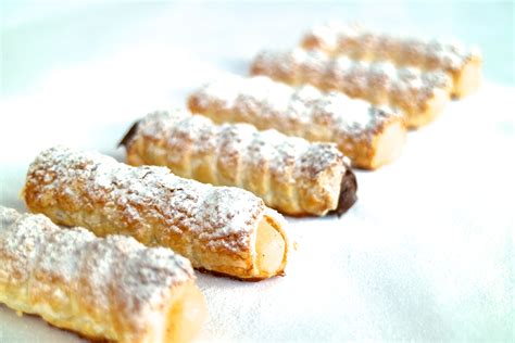 We have tried making baking easy with this sporcamuss italian cream filled pastries recipes. CANNONCINI - ITALIAN CREAM HORNS - HatiBon English