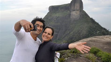After working at sbt, ceribelli was featured as a show host for tv cultura's vitrine program in the early 1990s. HIPERSESSÃO : Zeca Camargo e Renata Ceribelli na Pedra Bonita