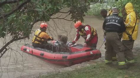 Homeless Couple Rescued From Rising Flood Waters Abc13 Houston