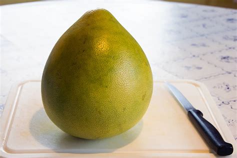Pomelo schälen und essen