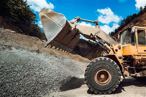 Your Guide to Safely Loading and Transporting Heavy Equipment