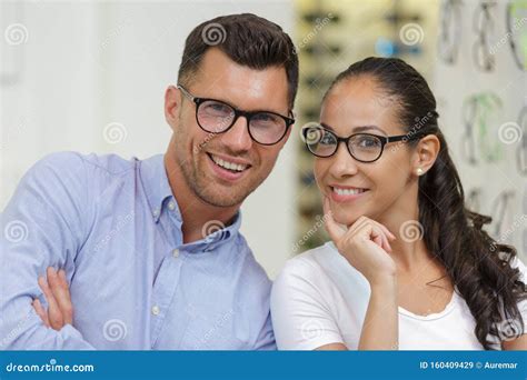 Happy Couple Showing Their New Glasses Stockbild Bild Von Person Raten 160409429