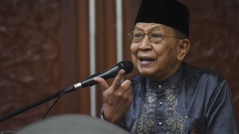 Now, former minister tan sri dr rais yatim has suggested that the allowances of members of parliament (mps) who miss the best way to overcome the issue of insufficient quorum is to cut the monthly allowances of mps based on a rate decided by the select committee, rais said in a tweet. Rais Yatim dimasyhurkan sebagai Speaker Dewan Negara ke-18