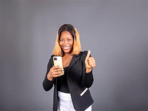 Une Femme Africaine Excitée Tenant Son Téléphone Portable à Laide Dune Application Bancaire
