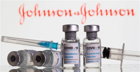 La vacuna está fabricada empleando otro virus (un adenovirus) que ha estado modificado para llevar el gen que da las instrucciones para producir la proteína s (spike) del virus (la que el virus necesita para poder entrar en las células humanas). Unión Europea aprueba la vacuna de Johnson & Johnson ...