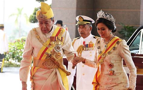 In his annual chinese new year message to the people, selangor ruler sultan sharafuddin idris shah said the festival was a time when families bond together and strengthen their ties. Detik bersejarah di Istana Negara | Astro Awani