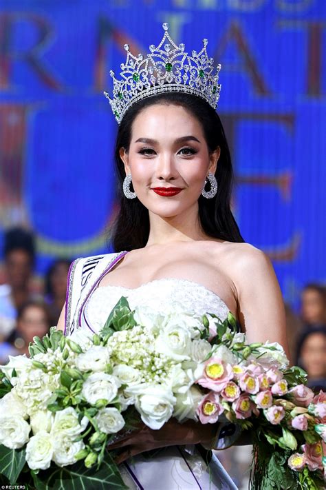 Thai Model Is Crowned Transgender Beauty Queen Daily Mail Online