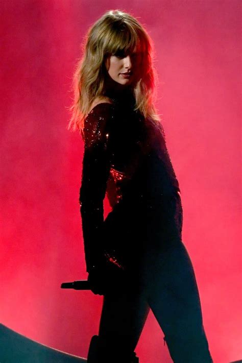 Taylor Swift Lit Up The Amas With Her Fiery Performance And It Felt So