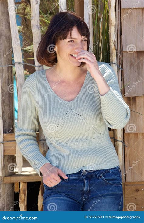 natuurlijke oudere vrouw die buiten lachen stock afbeelding image of kaukasisch dynamisch