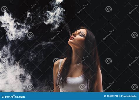 E Cigarro Vaping Da Jovem Mulher Com Fumo No Preto Foto De Stock Imagem De Sensual