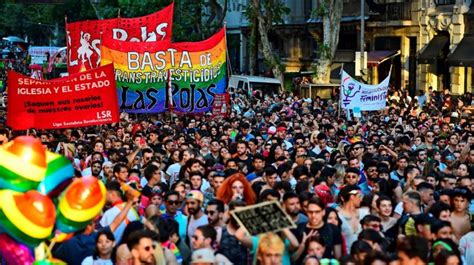 Marcha del Orgullo en Buenos Aires una multitud marchó para pedir una sociedad más justa e