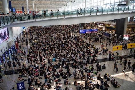 Biểu tình ở Hong Kong Hình ảnh hỗn loạn tại sân bay BBC News Tiếng Việt