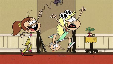 Image S1e03b Luan Chases Leni With A Fake Spiderpng