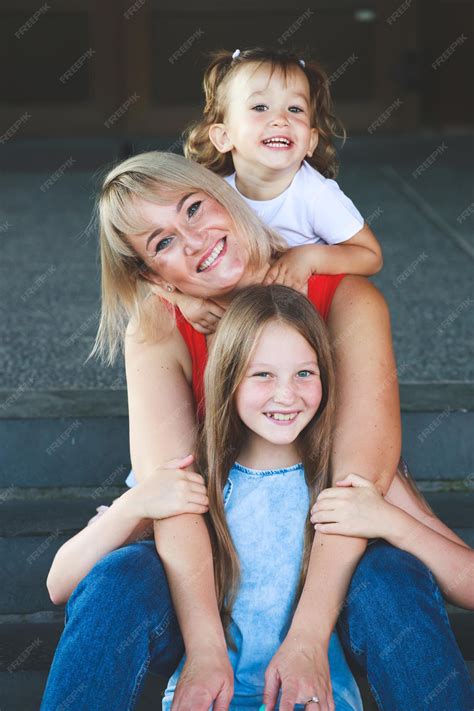 premium photo beautiful blonde mom with daughters group portrait