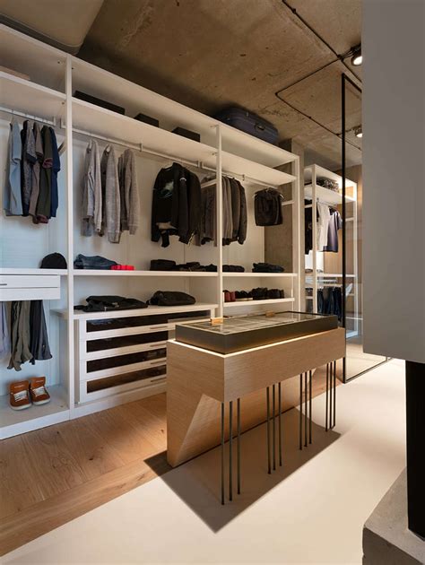 Open closet quiere que toda esa ropa que cumplió su ciclo con una persona pueda convertirse en ese nuevo tesoro de otra. | open-closet-designInterior Design Ideas.