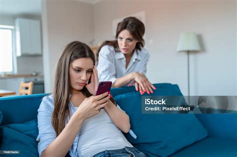 Wütende Mutter Schimpft Ihre Tochter Mit Smartphone Stockfoto Und Mehr