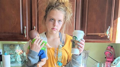 This Teenagers Viral Tired Mom Halloween Costume Is Hilariously Accurate
