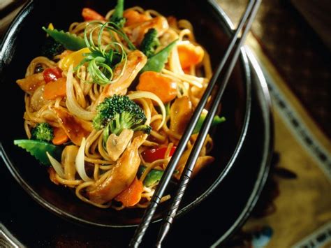 Sauté de nouilles chinoises au poulet et légumes Recette