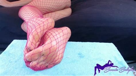 Bonnies Smut On The Go Relaxing In Pink Fishnet Android