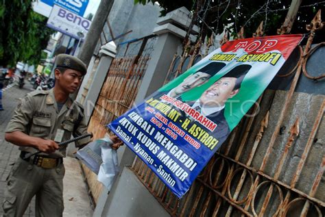 Tertibkan Alat Peraga Kampanye Antara Foto