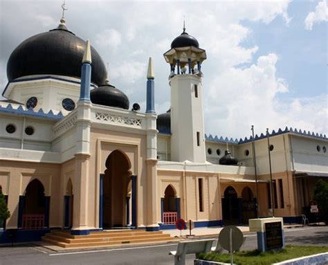 Kehadiran menara yang berdiri kukuh dan menjulang ke langit akan dapat menunjukkan kemegahan dan keindahan sebuah masjid.menara pada masjid hanya rendah sahaja dan tidak terlalu tinggi.menara juga dibina bertujuan untuk. Putera Lapis Mahang: Malaysia Tanah Air Ku: 048 SENIBINA ...