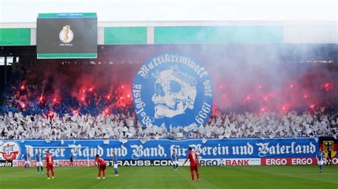 FC Hansa Rostock: Fan-Choreographie sorgt für kontroverse Diskussionen
