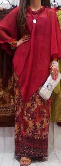 Untuk pilihan busana muslim bahan sifon, anda bisa memilih model baju gamis sifon polos atau model long dress biasanya model baju bahan sifon untuk busana muslim banyak sekali model dan pilihan desain terbaunya seperti model baju syar'i atau model baju muslim modis yang cocok dipadukan dengana hijab apapun. (Gaun) Model baju pesta kain sifon modern