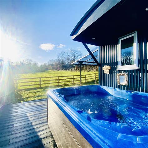 Dwtty Hut Luxurious Hot Tub Getaway By The Beautiful Coast Of West