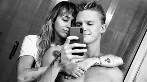 Miley Cyrus Und Cody Simpson Haben Sich Das Gleiche Tattoo Stechen Lassen