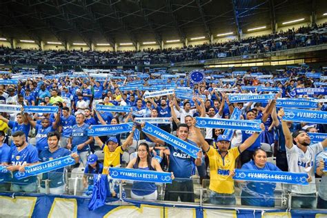 Mar Azul E Time No Meio Do Povo Torcida Do Cruzeiro Faz A Festa