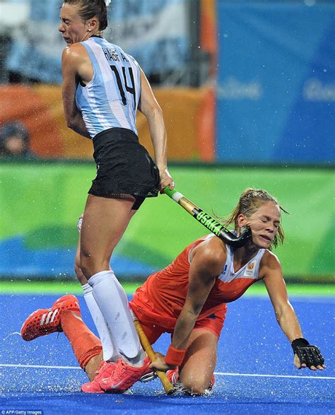 Netherlands Hockey Star Whacked In Face By Argentina Player At Rio Olympics Daily Mail Online