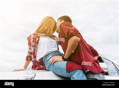 Femme Embrasse Homme Cou Banque De Photographies Et D’images à Haute Résolution Alamy