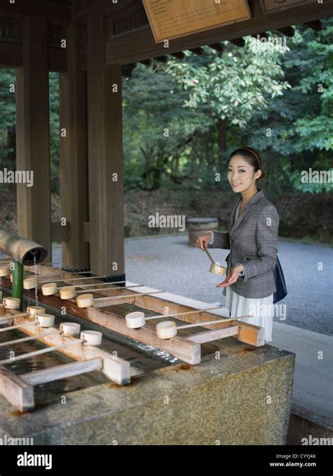 Schöne Junge Japanerin Meiji Jingu Schrein Tokyo Zu Besuchen Bei Der