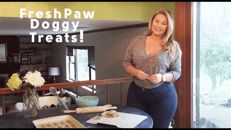 Olivia Jensen Reviews The Fresh Paw Box Healthy Doggy Treats Youtube