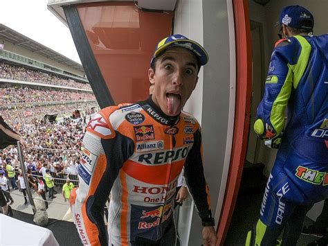 Cuando se caen y están en el suelo que no se menean, para una madre es sufrimiento, y cuando levanta la mano y andan ya ves que no ha pasado. Dovizioso: Marquez Punya Potensi Terjatuh di MotoGP Jepang ...
