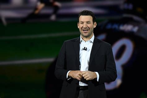 Tony Romo Contract Former Qb Re Signs With Cbs For 17 Million Per