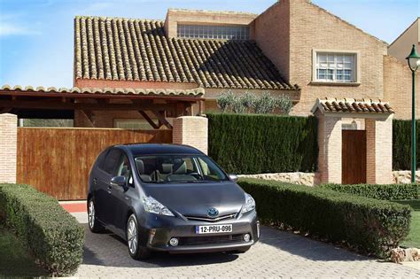 Post your question in our forums. Fiche technique Toyota Prius Plus Hybride 2014