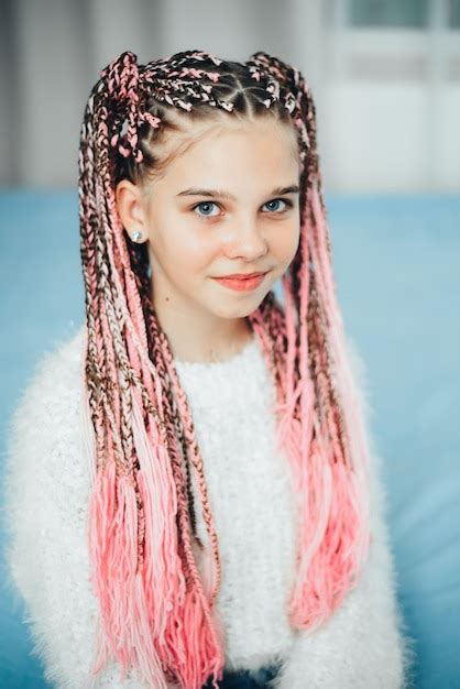 una chica muy dulce con coletas trenzadas con un hilo de color rosa muy lindo y delicado foto