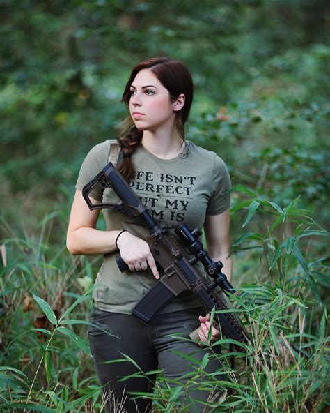 Pin By Tony Sommerfeld On Tactical Peoplecool Gun Pics Military Girl