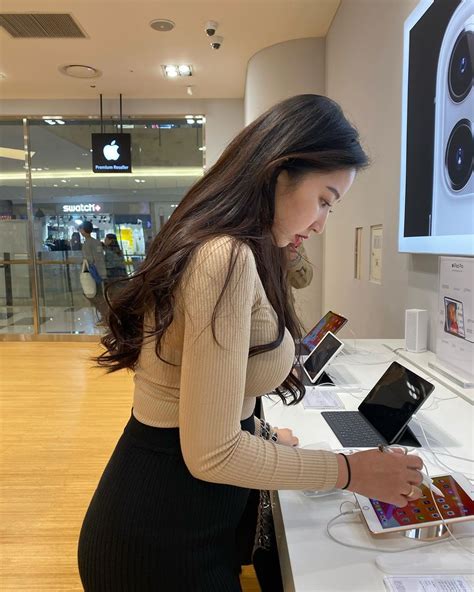 The Apple Store Was Shocked To See The Big Tits Sister Trial Product