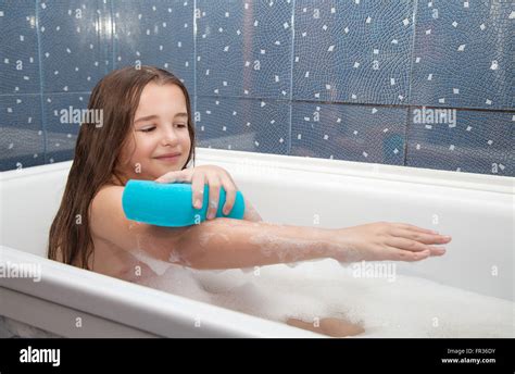 Pretty babe girl taking bath Fotos und Bildmaterial in hoher Auflösung Alamy