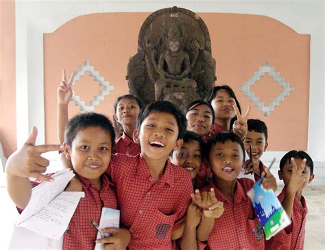 File:Indonesian kids in Museum.jpg
