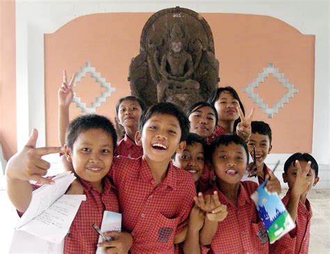 Fileindonesian Kids In Museum Wikimedia Commons