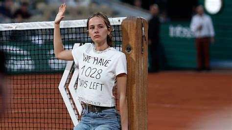 Protester Ties Herself To The Net To Interrupt French Open Semi Final