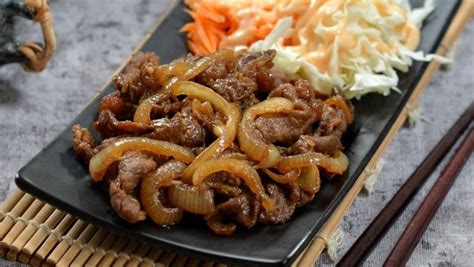 Sepiring hasil masak resep beef teriyaki disajikan dengan salad, nasi