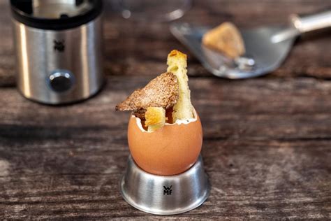 E' bene consumare le uova subito dopo la cottura per apprezzarle al meglio. Uovo alla coque con tartufo: la semplicità gourmet - Wmf ...